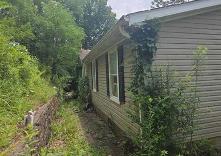 1st image of 4664 Victoria Rd