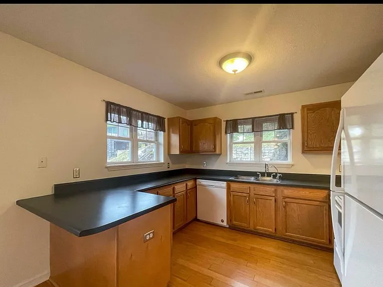 28 Jefferson Dr — Photo 6