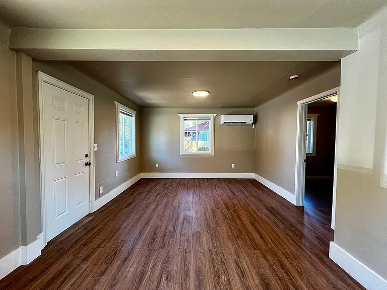921 S 11th Ave — Photo 2