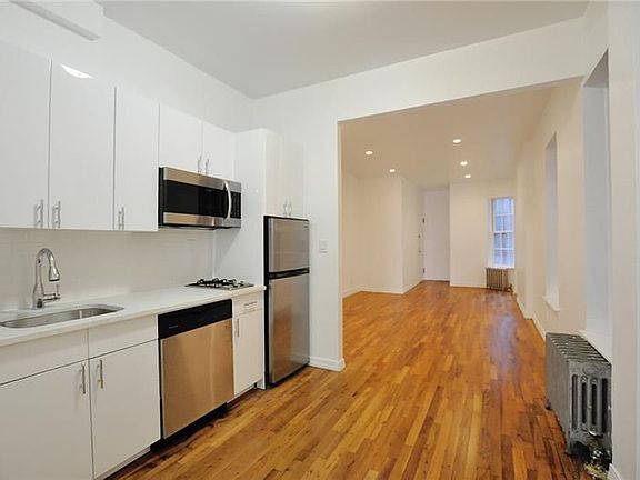 3rd image of 320 W 17th St APT 3FW