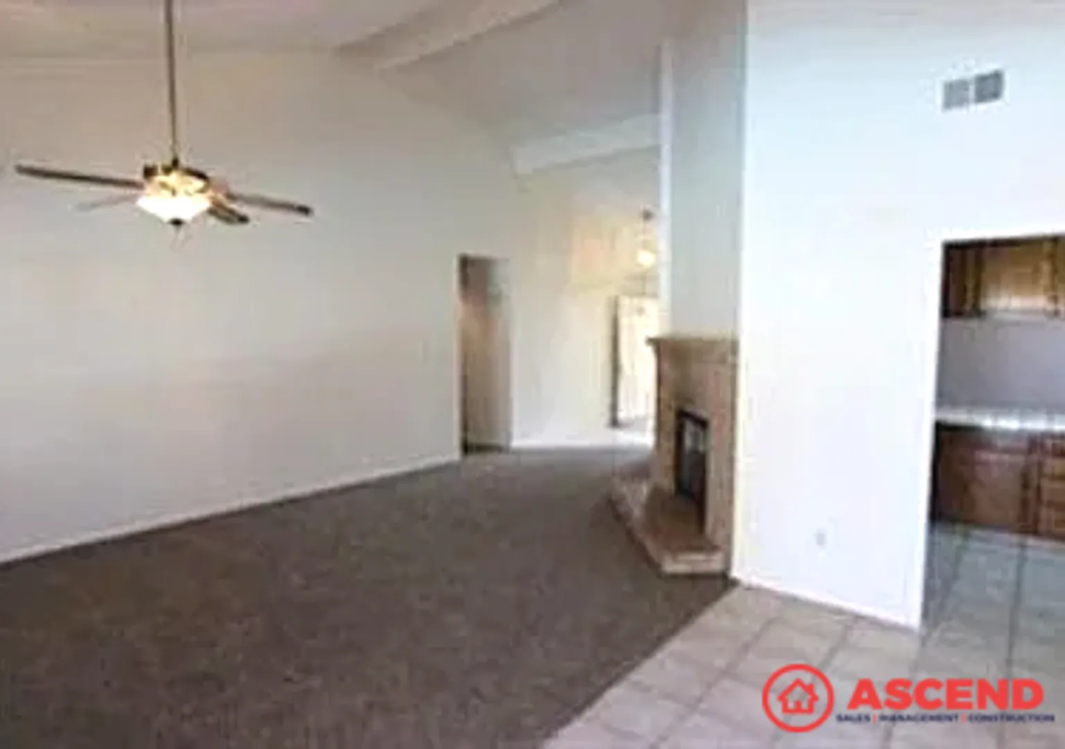 Spacious 4BD/2BA Home in Bakersfield's 93308 Fireplace, Pool, Pets Welcome! — Photo 3