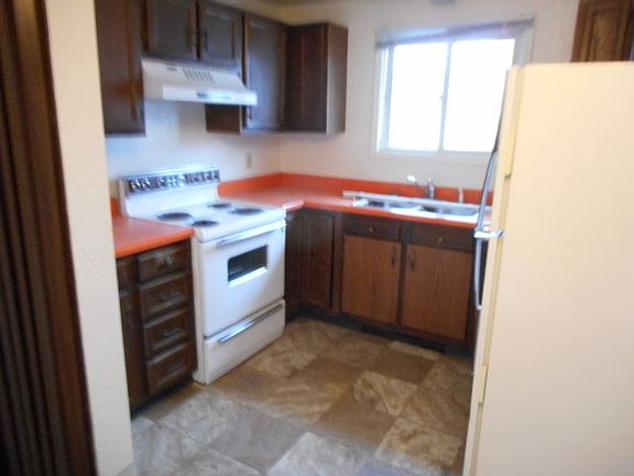 4th image of 343 Phyllis Cir W