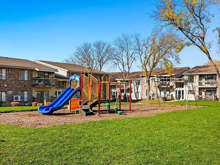 Emerald Court Apartments — Photo 46