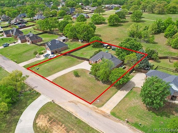3rd image of 85 Brooke Ln