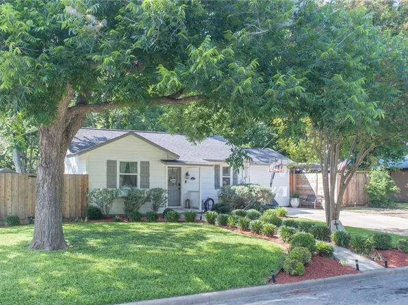 409 W 13th St, Shiner, TX 77984