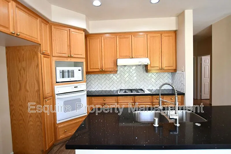 5 bed, 3.0 bath, 2440 sqft, $4,395 — Photo 4