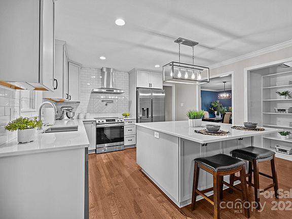 3rd image of 2733 Wellington St