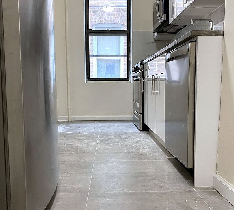 2nd image of 299 E 54th St #4