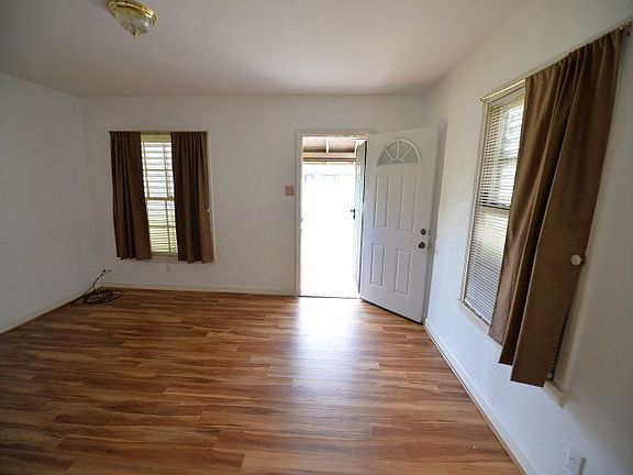5th image of 102 Charlotte Dr