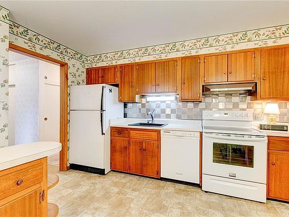 3rd image of 220 Cornwall Ave