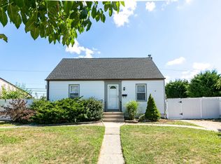 3642 Condor Rd, Levittown, NY 11756