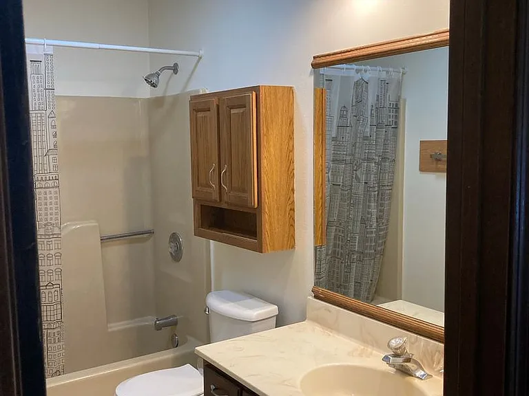 Immaculate Updated 2 Bedroom — Photo 25