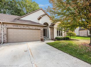 47158 Hunters Chase Dr, Macomb, MI 48042