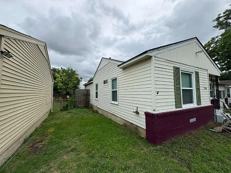 2318 Fenwick Dr — Photo 4