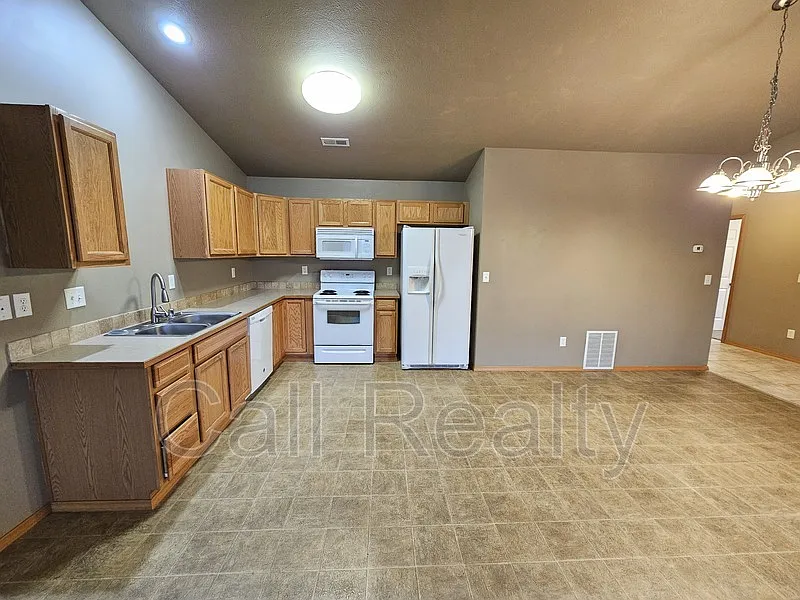 3 bed, 2.0 bath, 1350 sqft, $1,795 — Photo 3