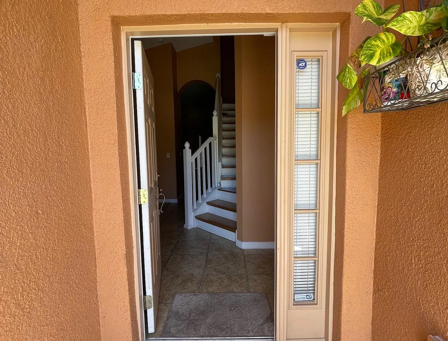 4 bed, 2.5 bath, 2840 sqft, $2,500 — Photo 2