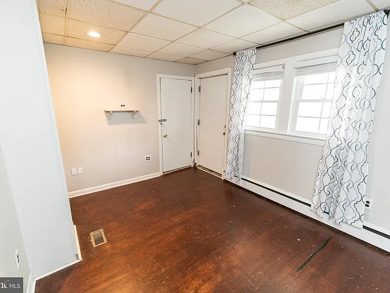 1109 N Division St — Photo 18