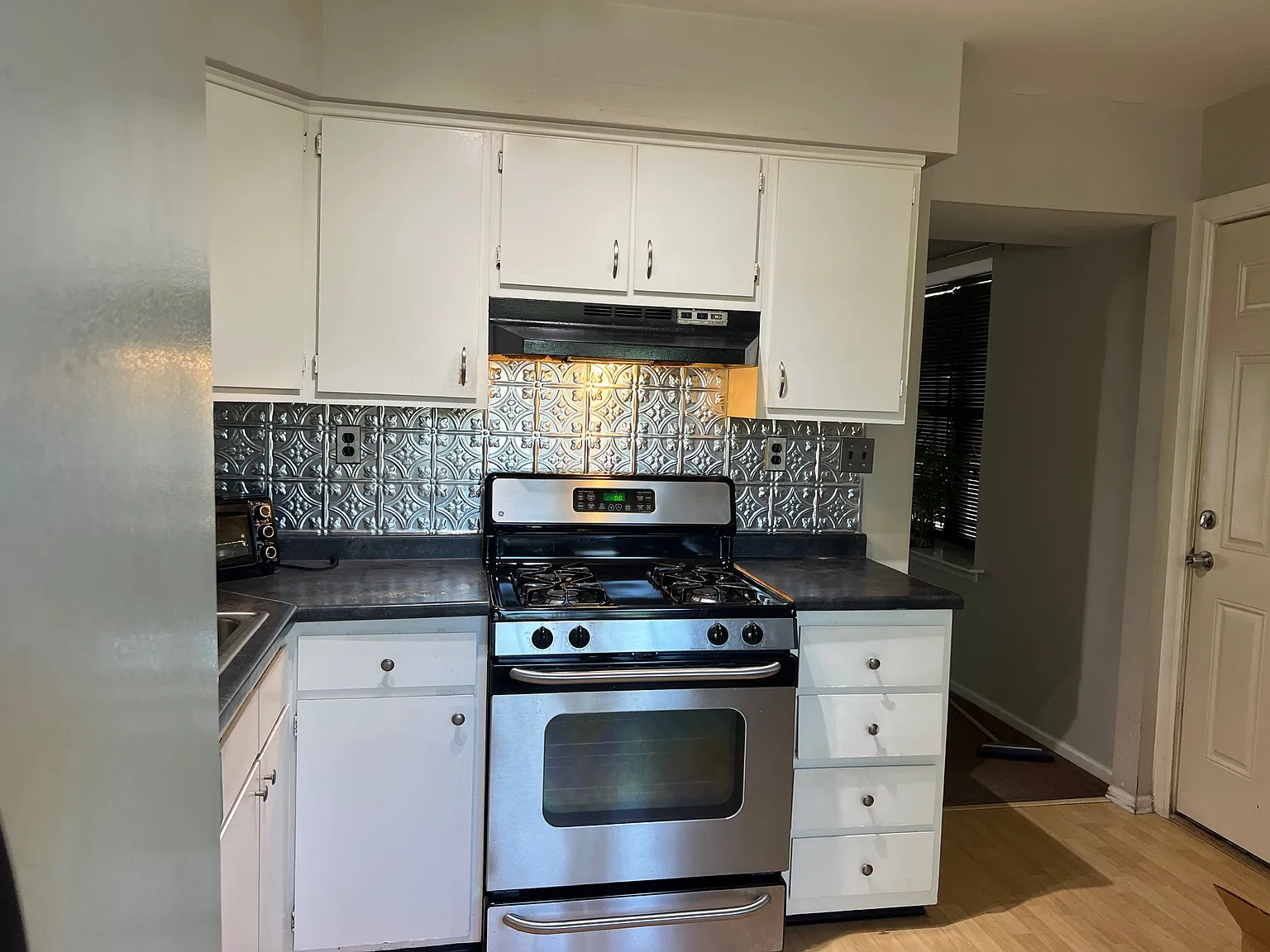 2 bed, 1.5 bath, 1272 sqft, $2,100 — Photo 3