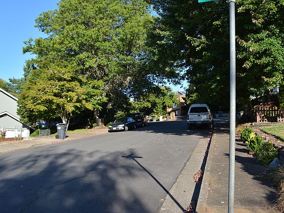 Home sits on end of cul de sac