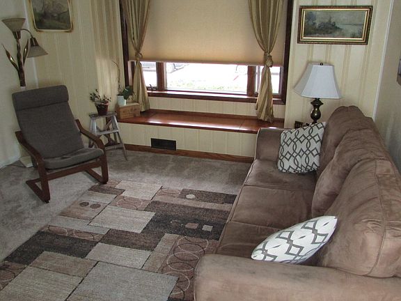 Spacious living room 
