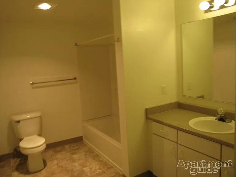 800 NE Roberts Ave — Photo 3