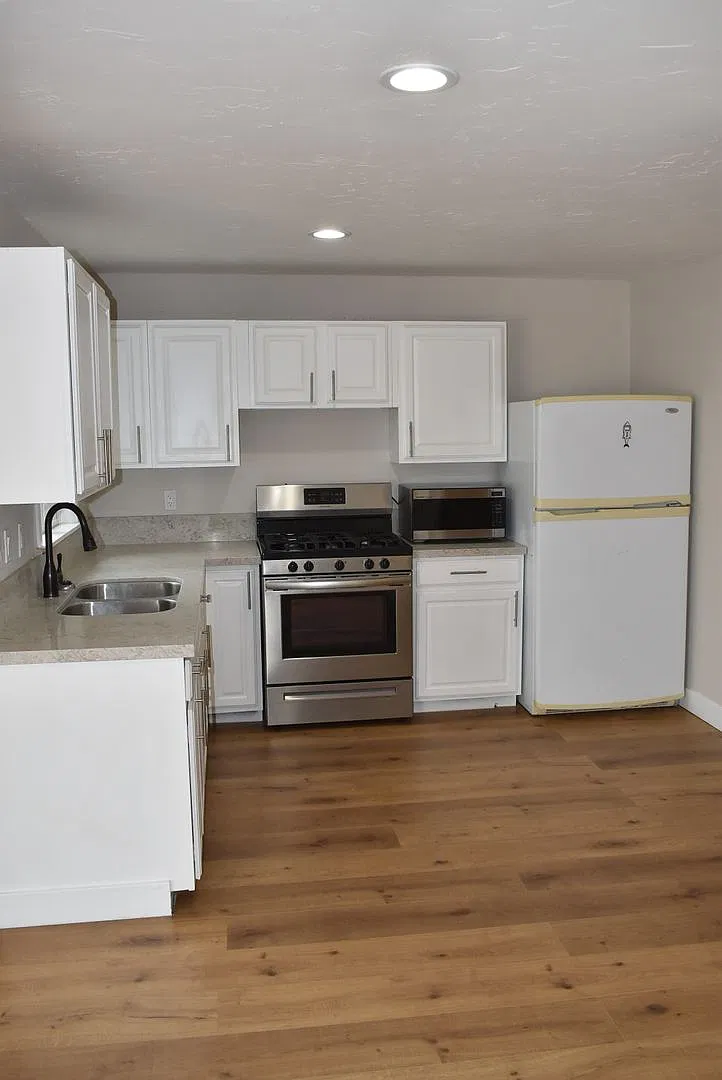 Detached 1 Bedroom Home with Large Private Backyard — Photo 2