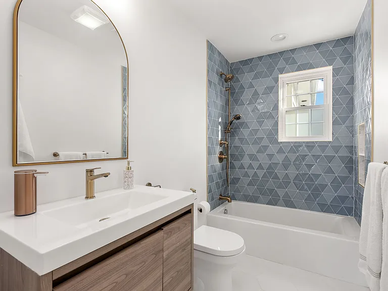 148 Lexington St — Photo 14