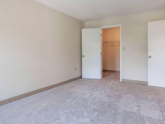 One-bedroom (720 sq ft) bedroom