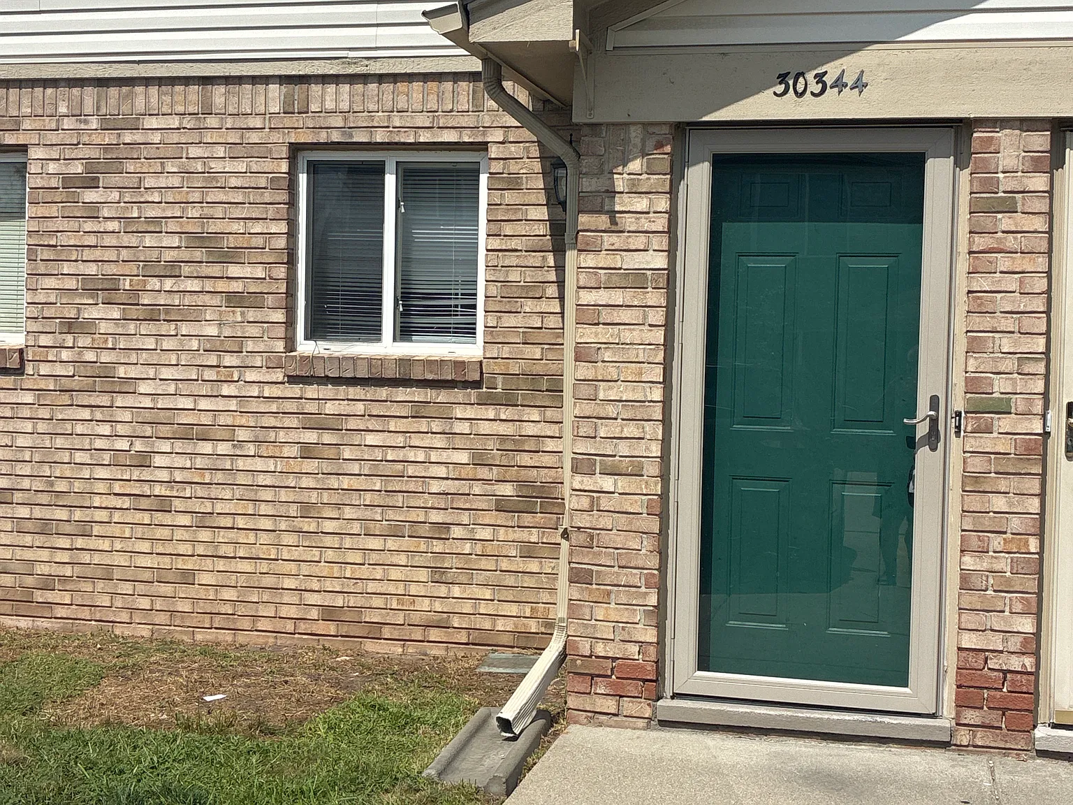 2 bed, 918 sqft, $1,300 — Photo 2