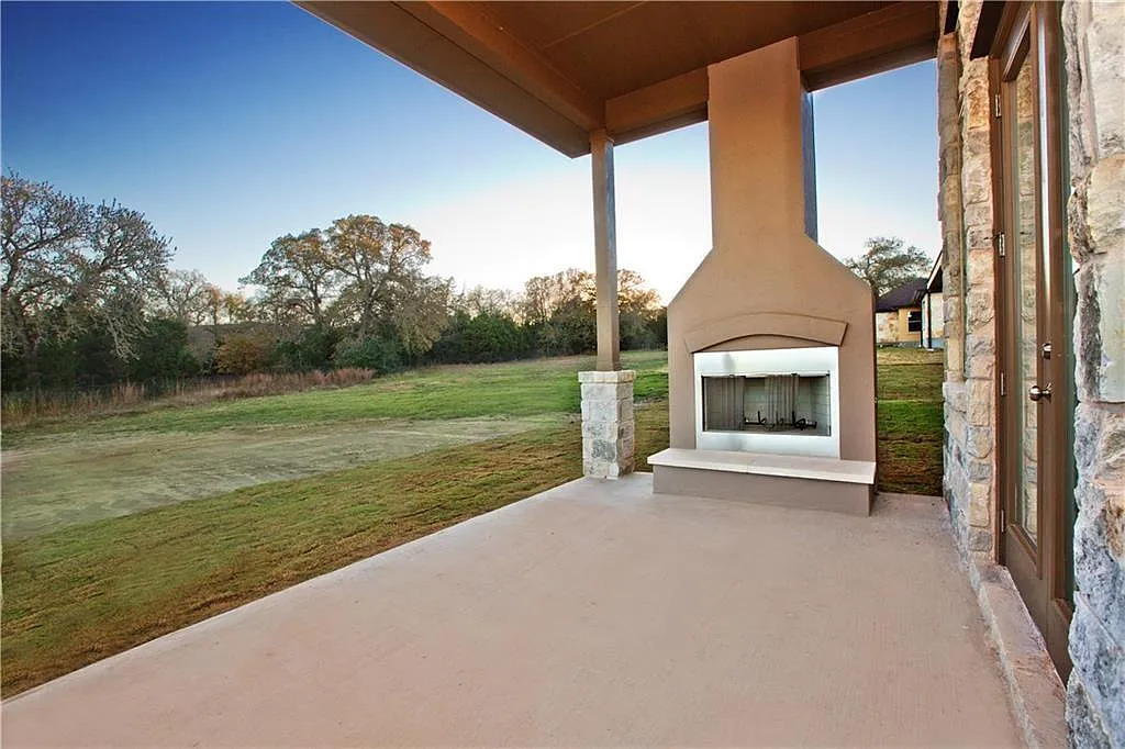 3 bed, 2.0 bath, 2211 sqft, $2,650 — Photo 4