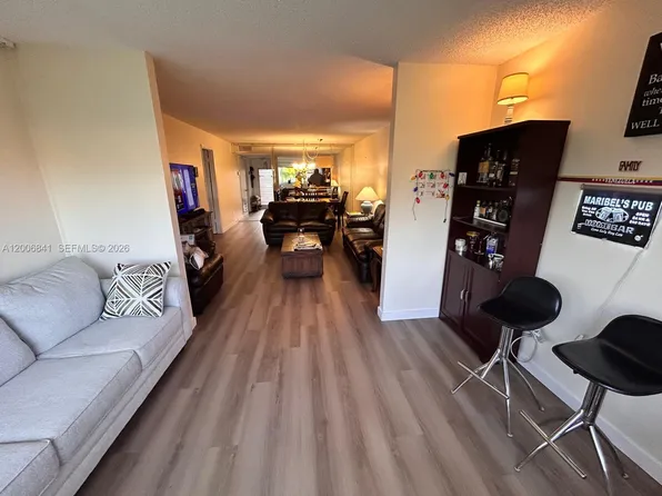9801 Sunrise Lakes Blvd APT 208, Sunrise, FL 33322