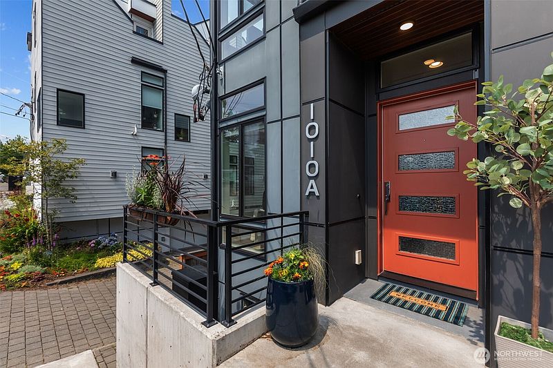 2nd image of 1010 A NE 92nd Street