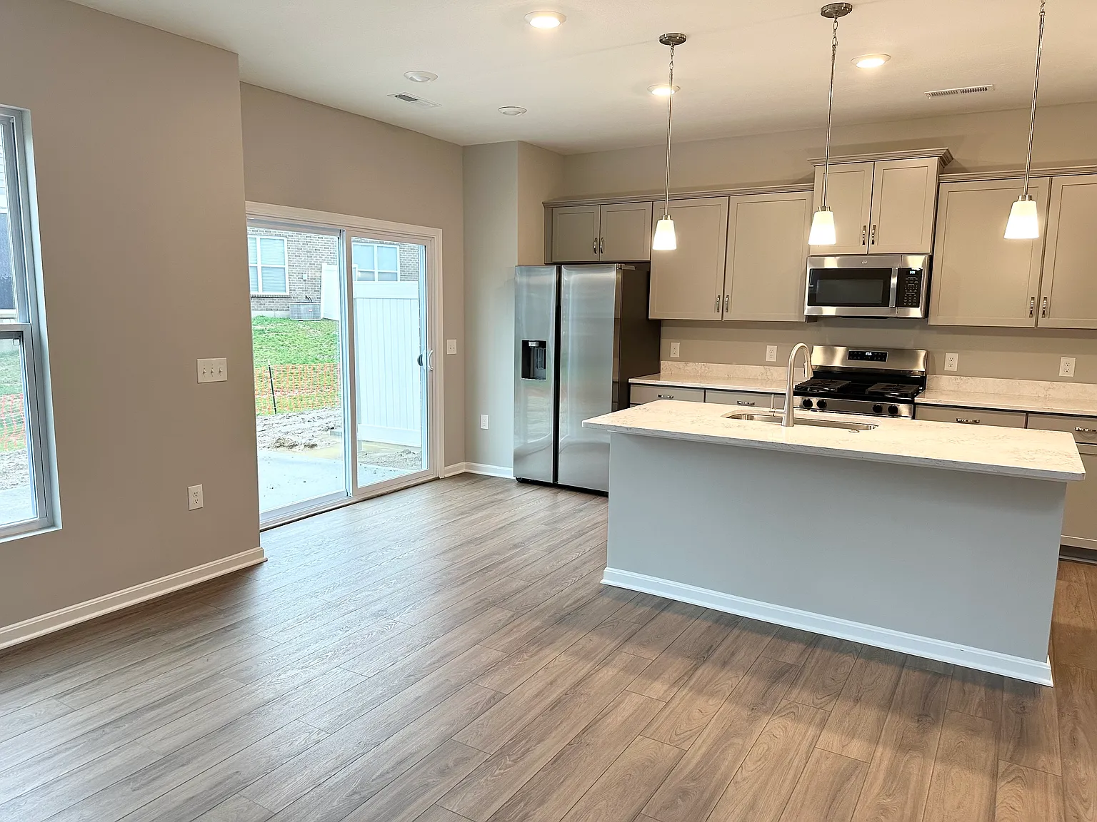 3 bed, 2.5 bath, 1424 sqft, $2,400 — Photo 2