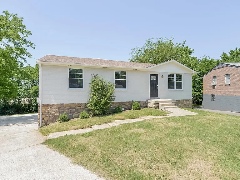 3305 Cocoa Dr — Photo 2