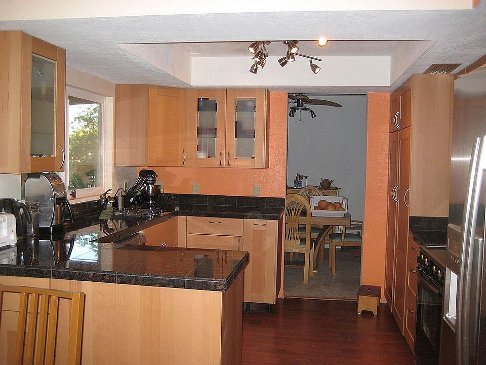 Completely new kitchen & stainless appliances with convection oven