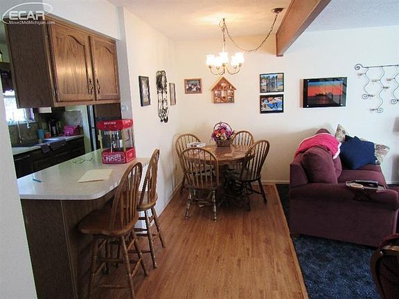 4th image of 519 Zehnder Dr