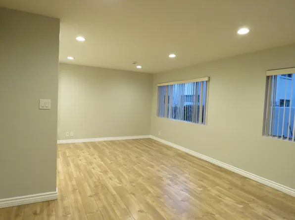 18547 Collins St APT B14, Tarzana, CA 91356