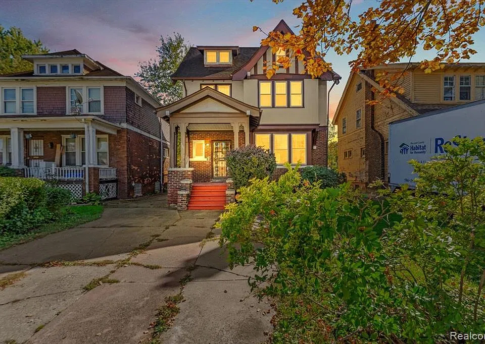 2501 S La Salle Gdns