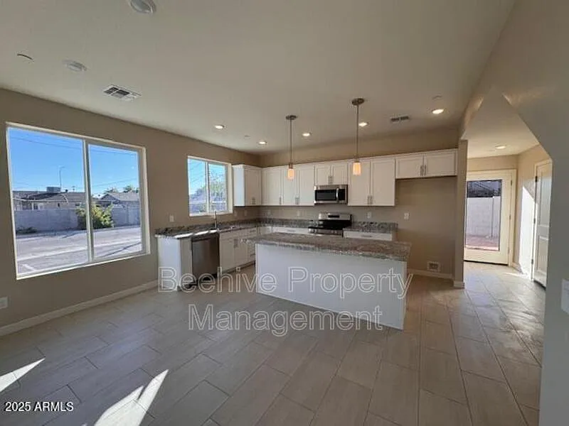 523 S Pasadena — Photo 3