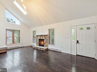 1076 Lancaster Dr, Bushkill, PA 18324