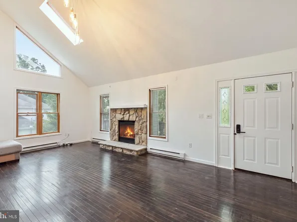1076 Lancaster Dr, Bushkill, PA 18324