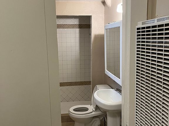 5th image of 1017 West St Unit 4