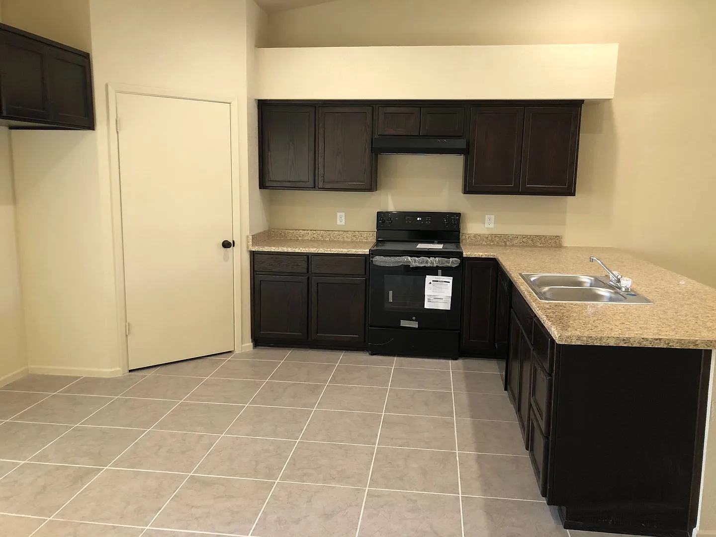 3 bedroom Townhome in Desert Sky! — Photo 3