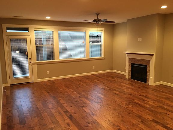 Living room (2nd floor)