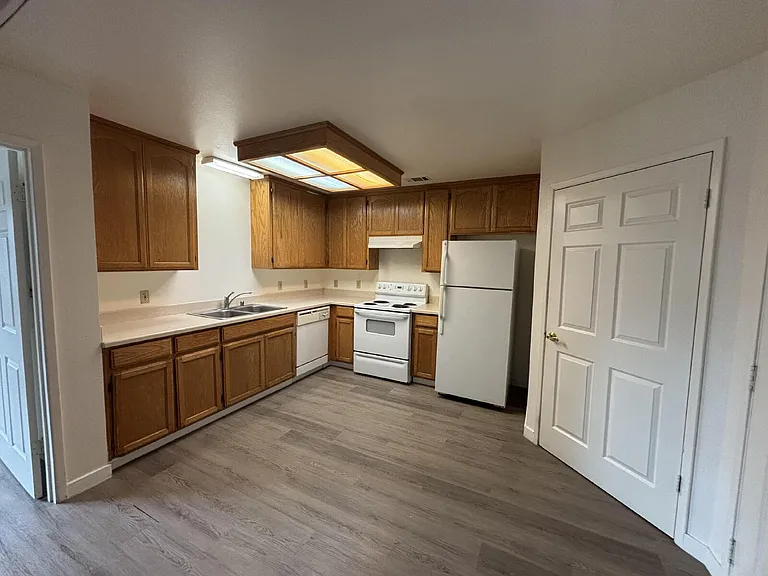 9532 N Hinton Ave — Photo 3