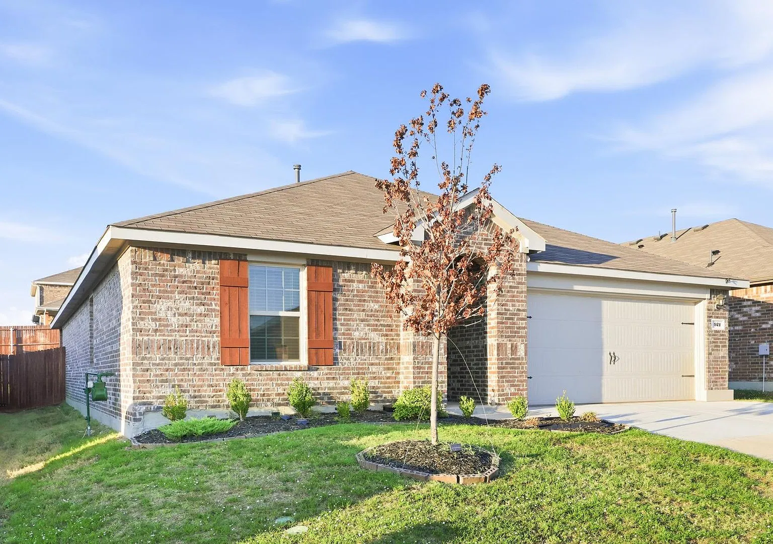 Beautiful 4 Bed / 2 Bath Home with a Fenced Yard and 2-Car Garage in Ferris — Photo 2