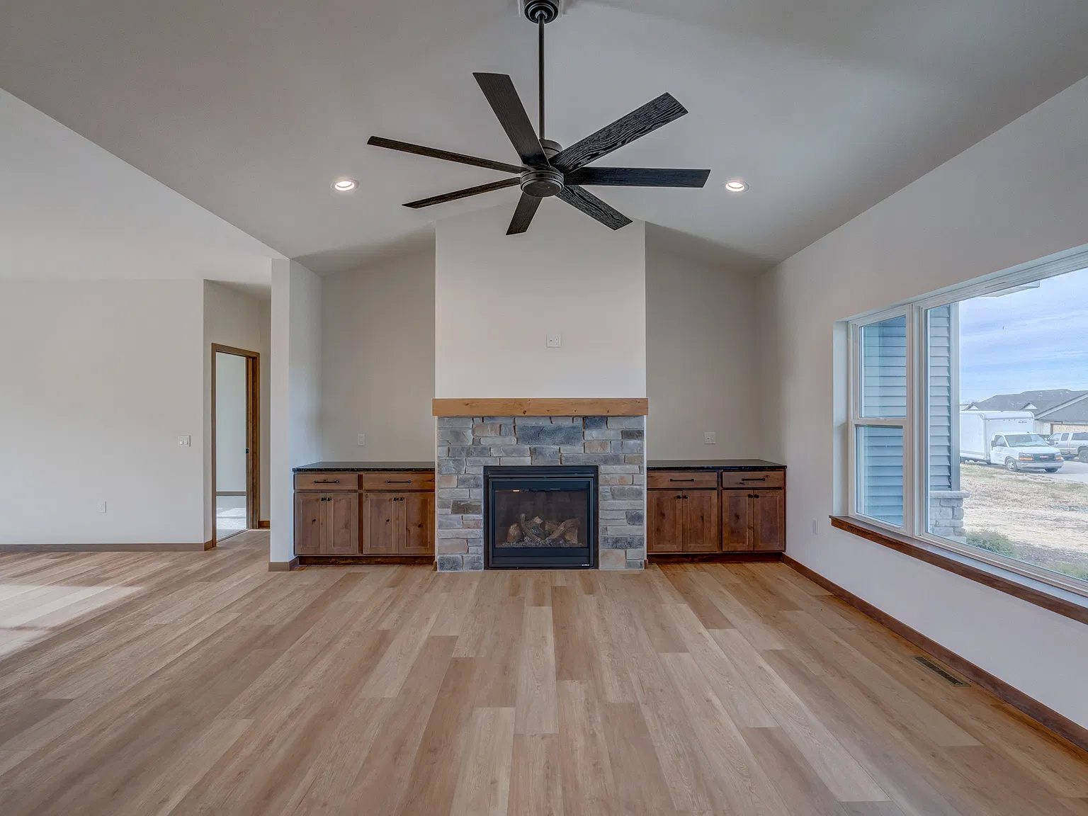 3 bed, 1699 sqft, $3,400 — Photo 3