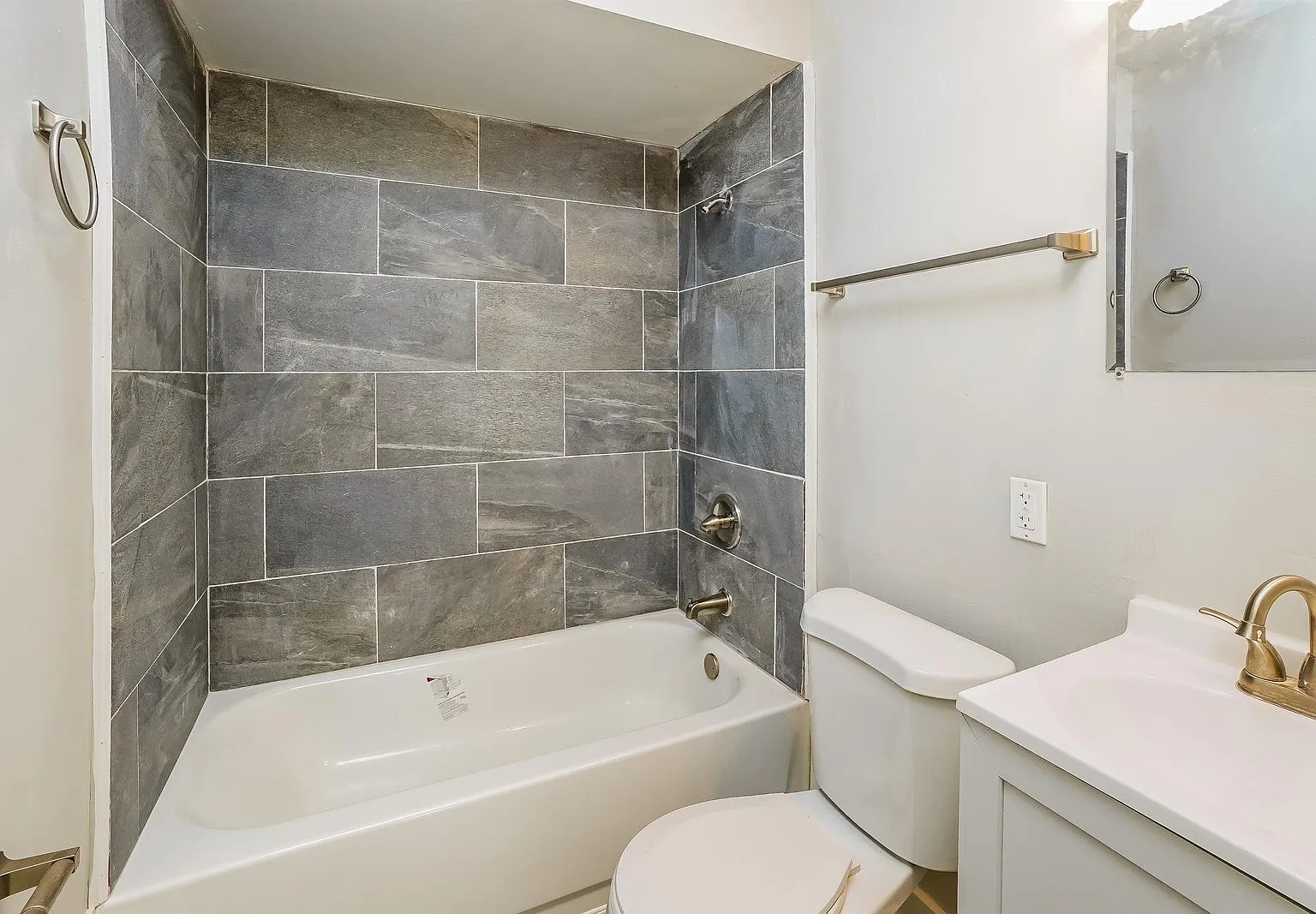 3 bed, 1.0 bath, 888 sqft, $1,097 — Photo 4