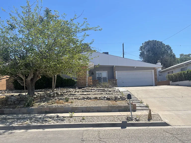 2004 Crescent Dr — Photo 1