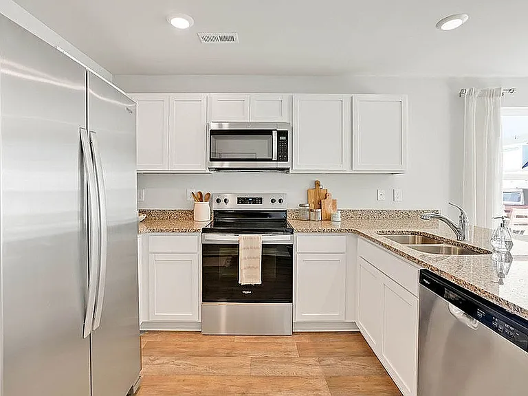Arboretum at Brunswick Village - Kitchen